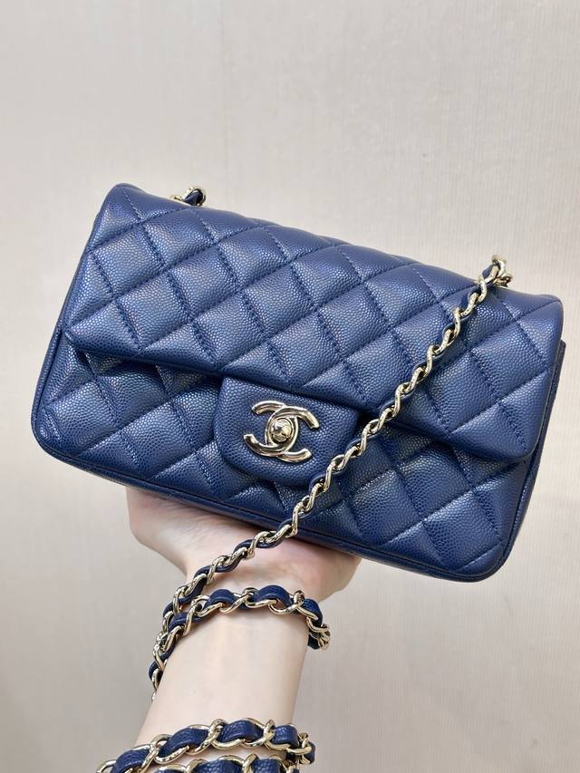 116 117 112 This classic flap bag, with its charmingly square shape, is a favori