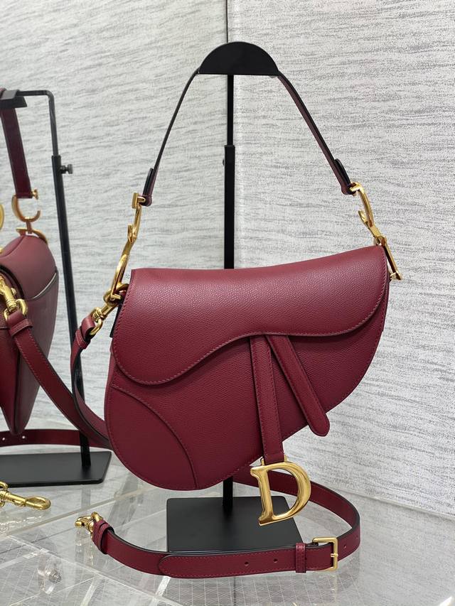 The burgundy large saddle bag with shoulder strap is the king of kings, its sta
