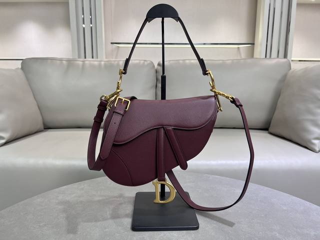 The burgundy large saddle bag with shoulder strap is the king of kings, its stat