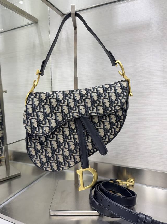 Large size with shoulder strap. The classic saddle bag is the king of kings, its