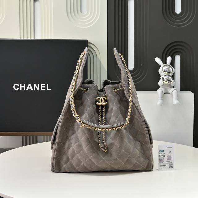 The multi-pocket Hobo bag is the trendsetter this season, and its marketing has