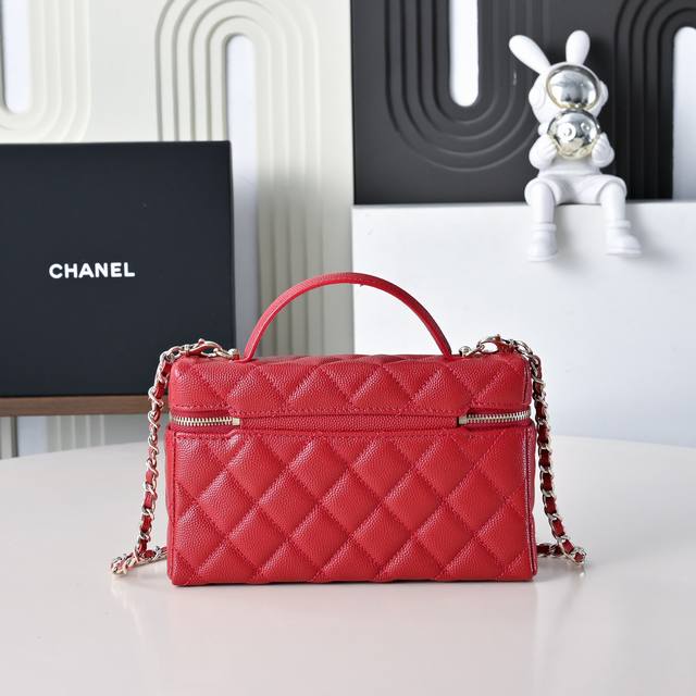 25C Lunchbox Bag, exquisite and compact chain clutch bag. Made of calfskin with