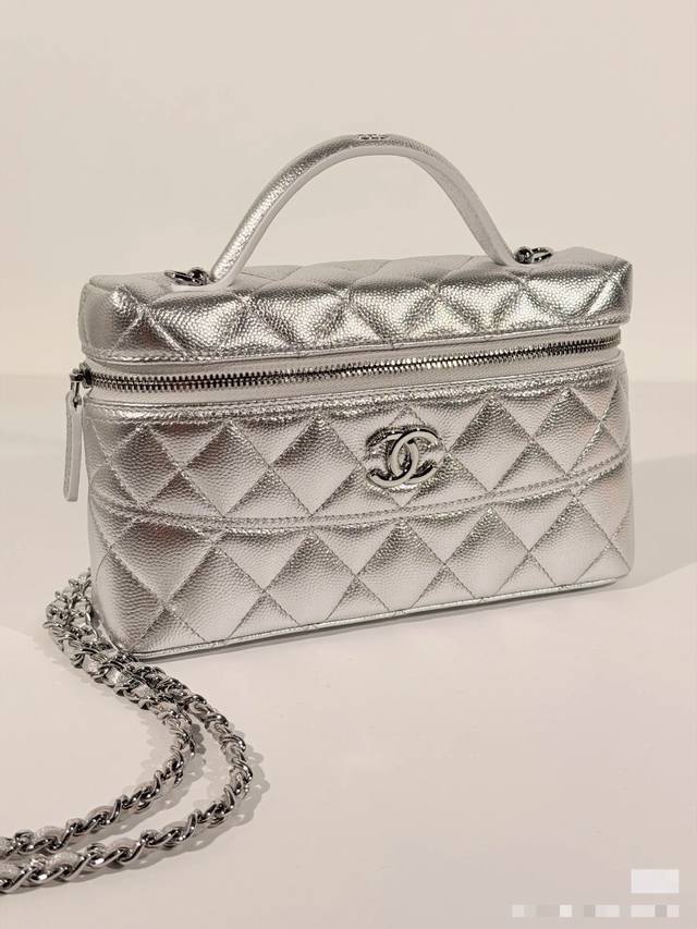 Back in stock! The Ohanel 26C Lp leather lunchbox bag in silver is now availabl