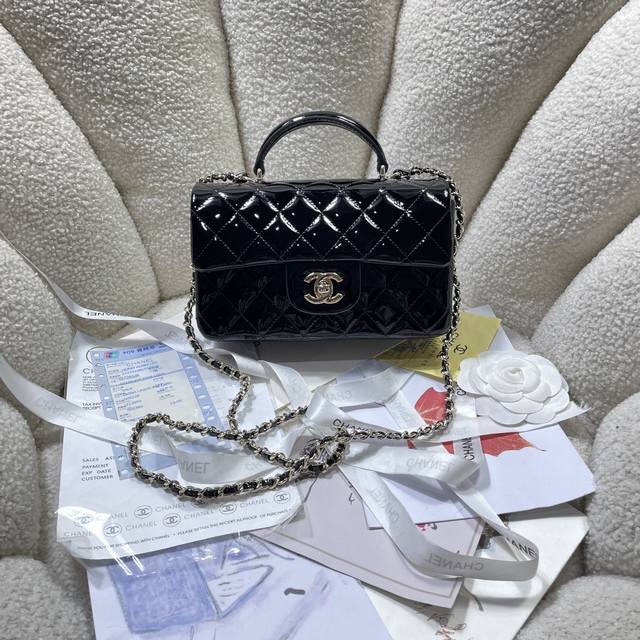 New Chanel mini bag in patent leather, model As2431. A classic runway bestselle