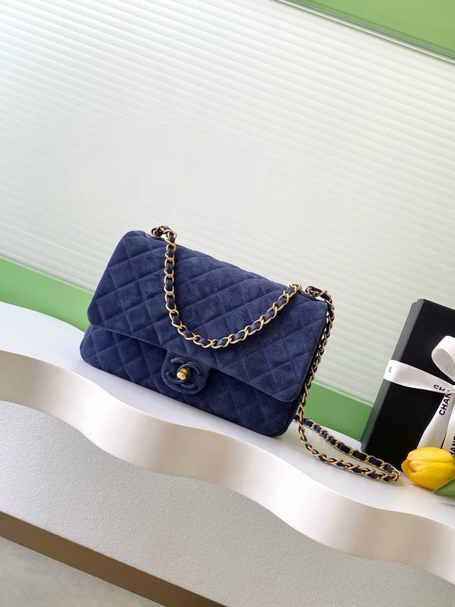 Small p Medium p Large p 26C series blue suede CF bag, classic diamond pattern
