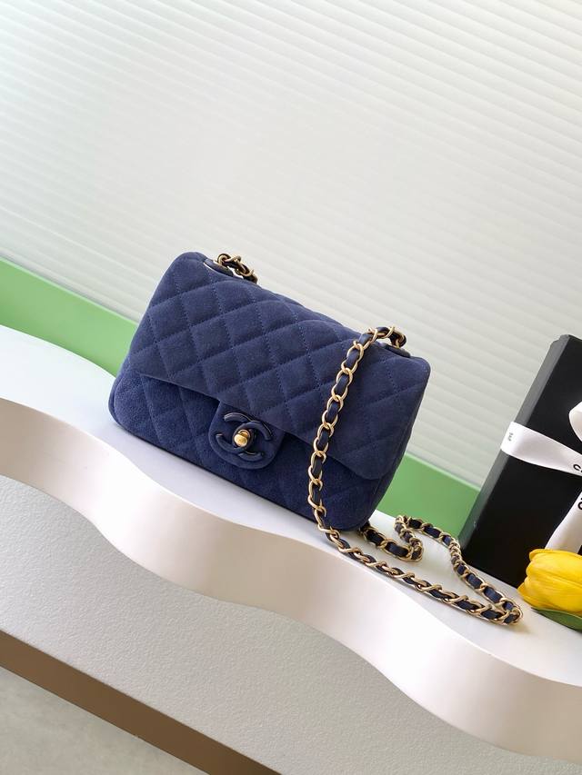 Small p Medium p Large p 26C series blue suede CF bag, classic diamond pattern