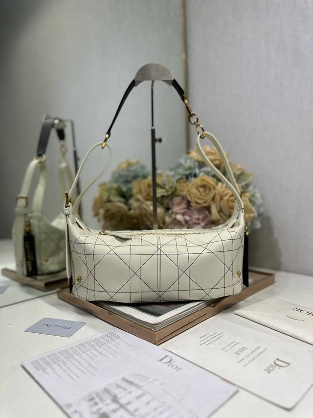 Small D-Journey Handbag, White and Black ( ) This D-Journey handbag boasts a sup