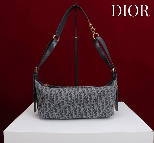 Model: 2416 Grey Denim Size: 25*14*14Cm The D-Journey handbag is a new addition