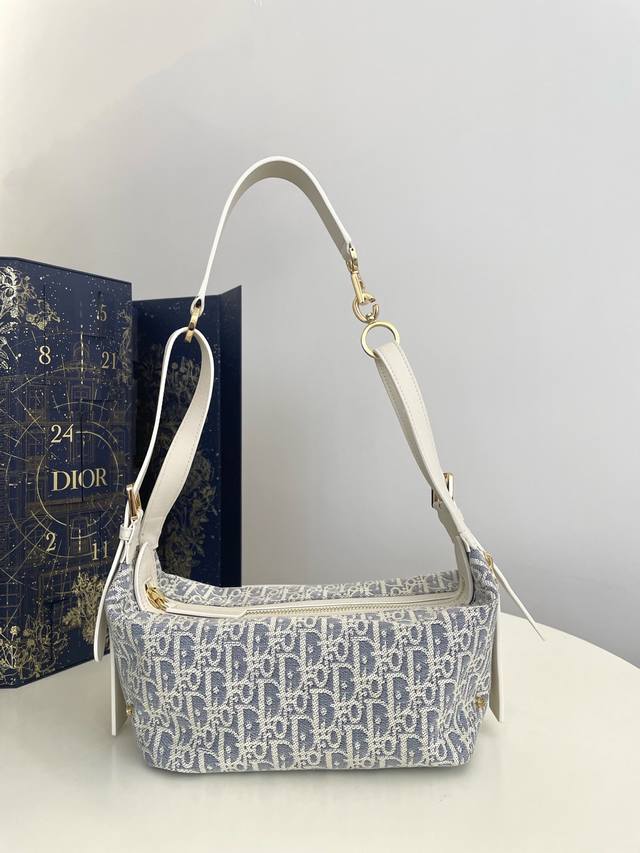 Small size, in stock. This Journey raffia bag has such a summery feel! The sky-b