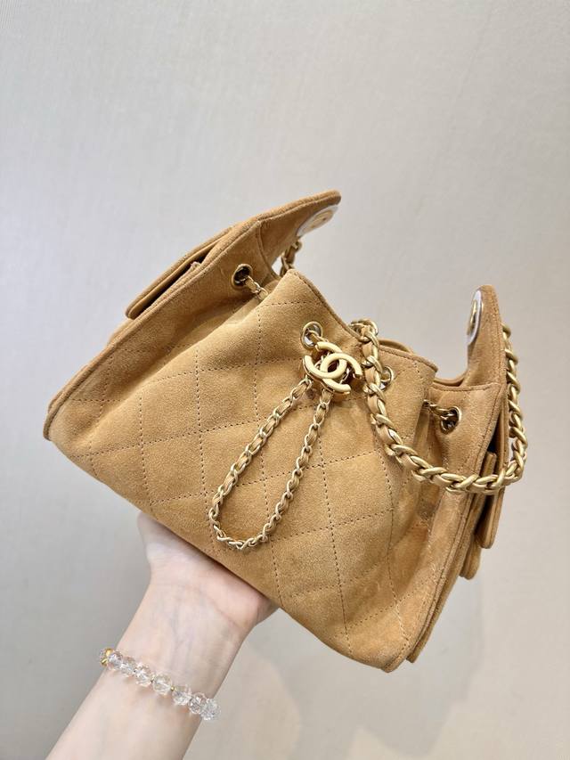 5631 Chanel 25, another Chanel bag named with a number. Following Chanel 19 and