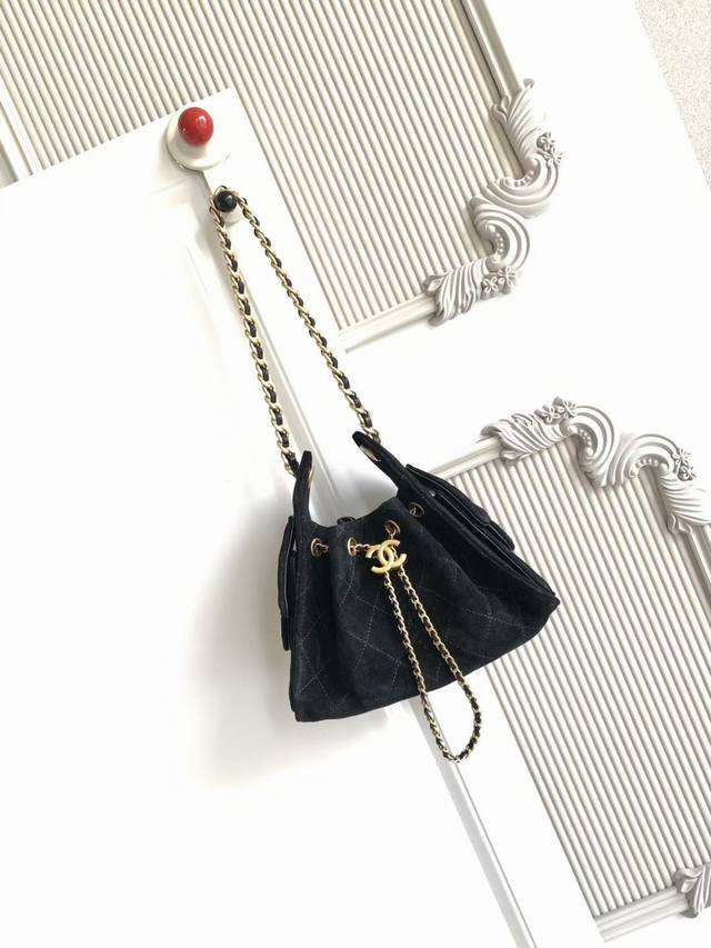 As5631 Chanel 25C: Another bag named after a year. This Chanel Hobo bag, a small