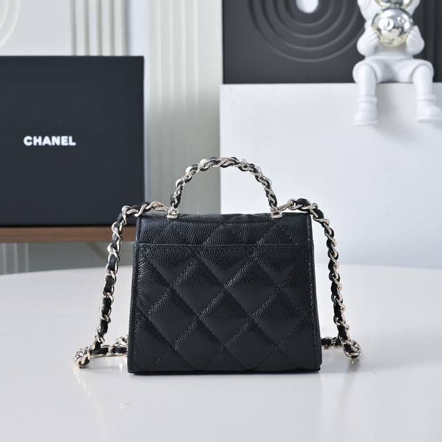 Chane1 26C Pearl-Embellished Tip Bag I absolutely love the details on the handle
