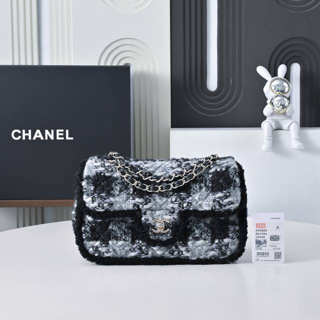 Small Ski Bag 25N Chanel Cf Tweed. The Heritage of Elegance collection weaves a