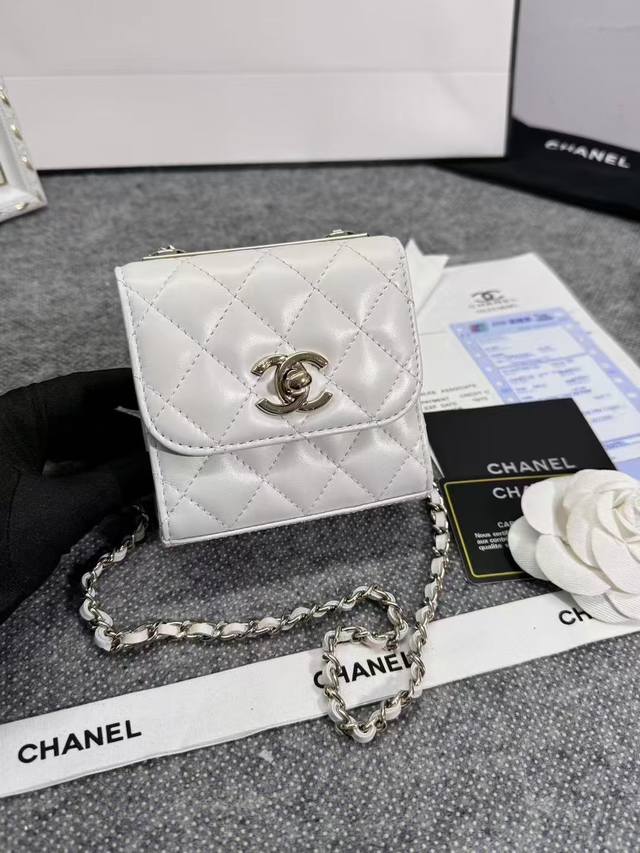 Clearance Price. Original Ohanel coin purse, shoulder/crossbody style, metal ta