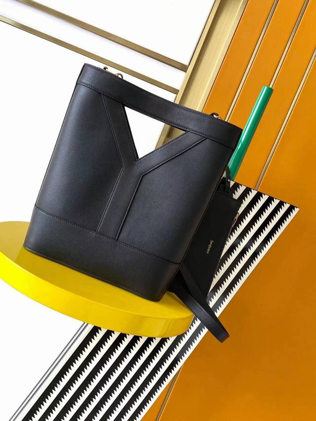 New Year's Day Special: Black 24Ss Autumn/Winter Limited Edition Briefcase. A un