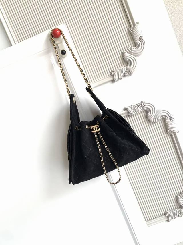 As5293 Chanel 25C: Another bag named after a year. This Chanel Hobo bag is a sma