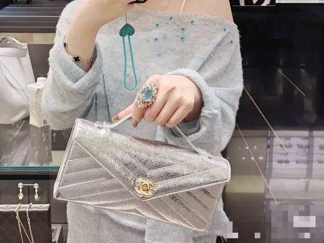 Top-tier original single-piece, luminous silver, exclusively available! An exqui