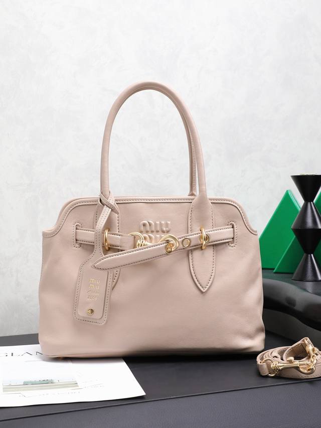 5Ba292 The Aventure bag exudes a simple and casual charm. Reinterpreting classic