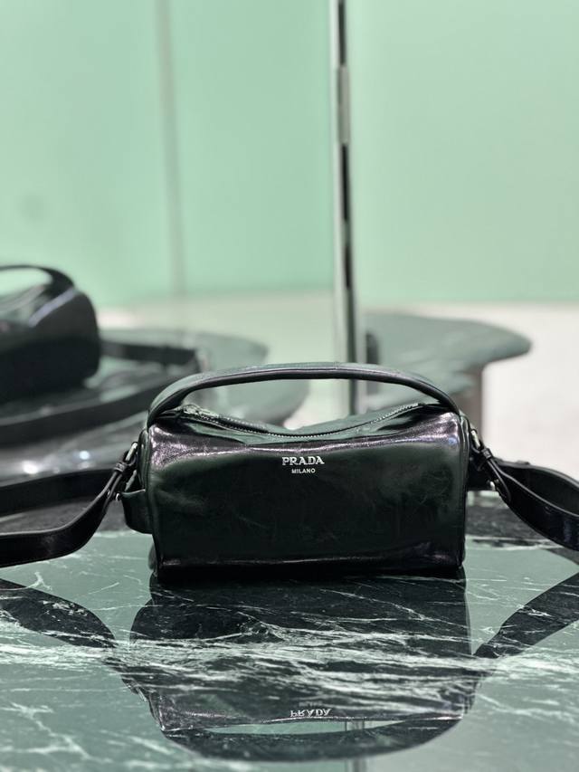 Authentic Boston Waxed Leather Bag. This stylish and compact Boston handbag draw