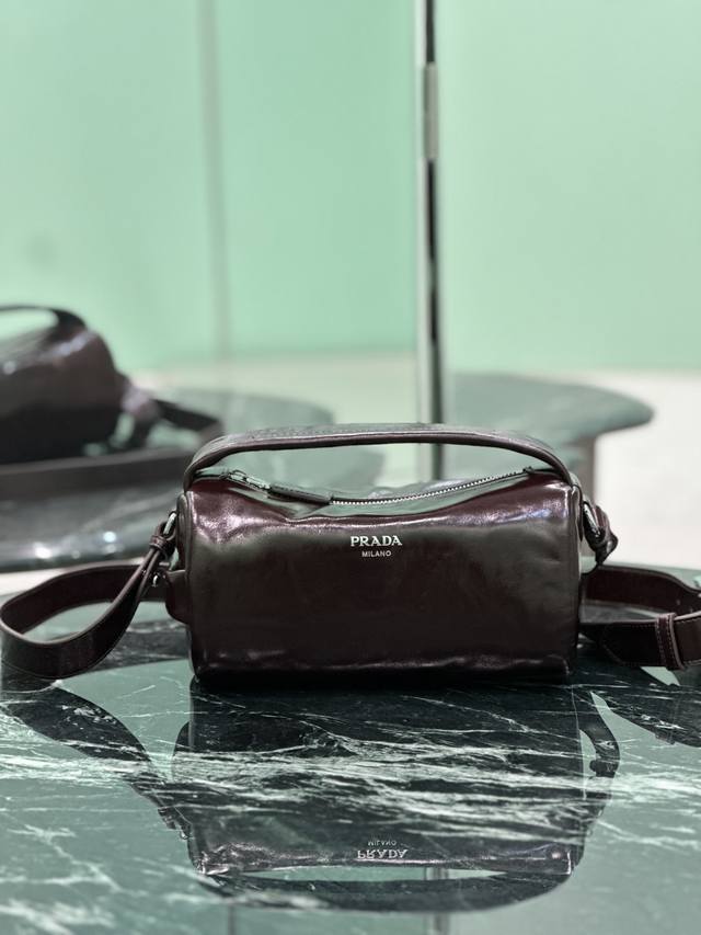 Authentic Boston Waxed Leather Bag. This stylish and compact Boston handbag dra