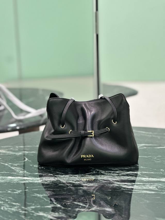 Authentic Dada Cloud Bag. Made from exquisite and luxurious lambskin, this elega