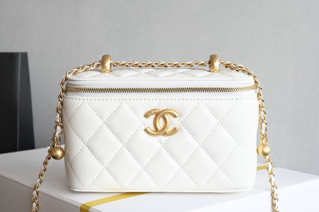 Platinum Edition Authentic Packaging (as pictured) New Arrival White Makeup Bag