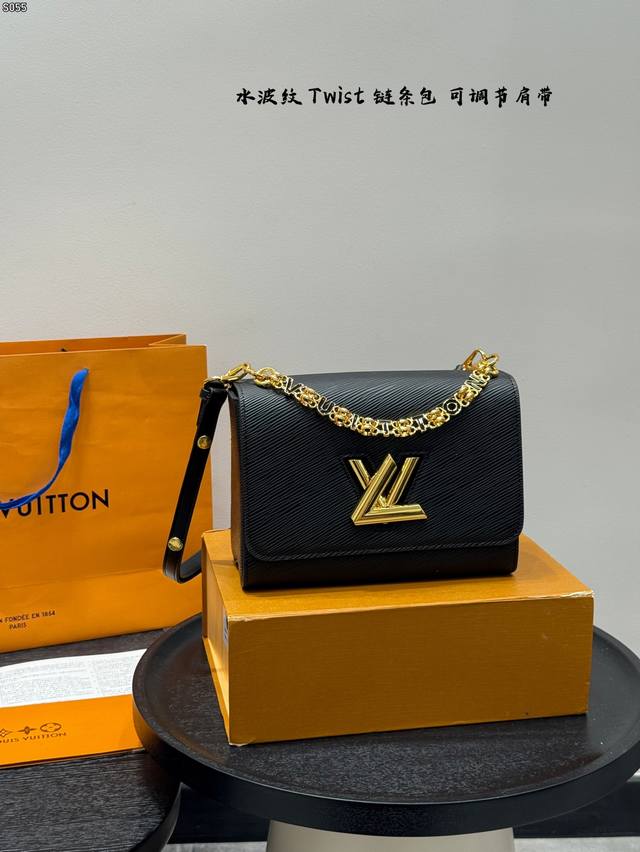 Folding Box Size 22.15 Lv Twist Chain Bag with Water Ripple Texture Presents a