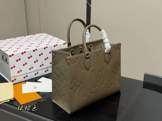 Size: 34.28cm 25.20cm Lv Onthego leather shopping bag with a hidden shoulder str