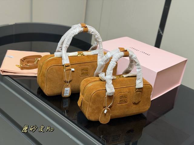 Upgraded version with box Size: 28*13Cm 23*11Cm Miumiu bowling briefcase The ba