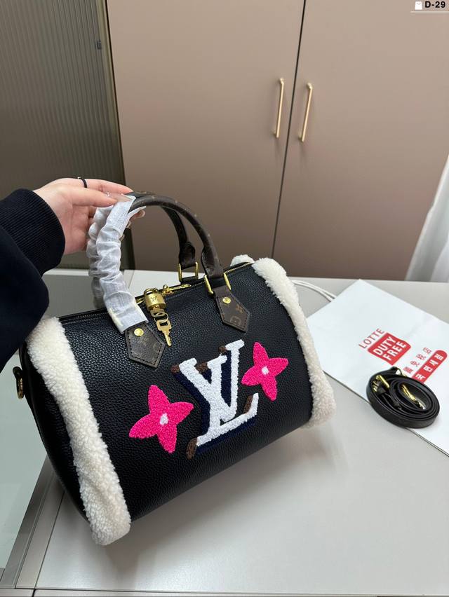 Lv's brand new Teddy Bear Fur Pillow Bag is here! It looks so warm! It's so cute
