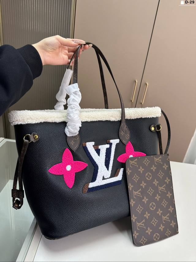 LV Autumn/Winter Limited Edition Teddy Bear Furry Shopping Bag. Extra Large Capa