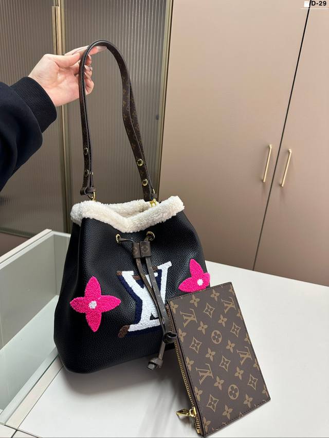 Lv Bucket Bag, Teddy Bear Furry Bag, Autumn/Winter New Style, Youthful and Vibra