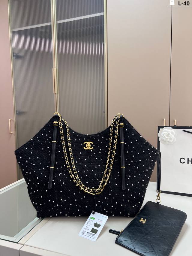 Chanel's new wool knit sequined 25S Hobo underarm tote bag, a runway piece I fel