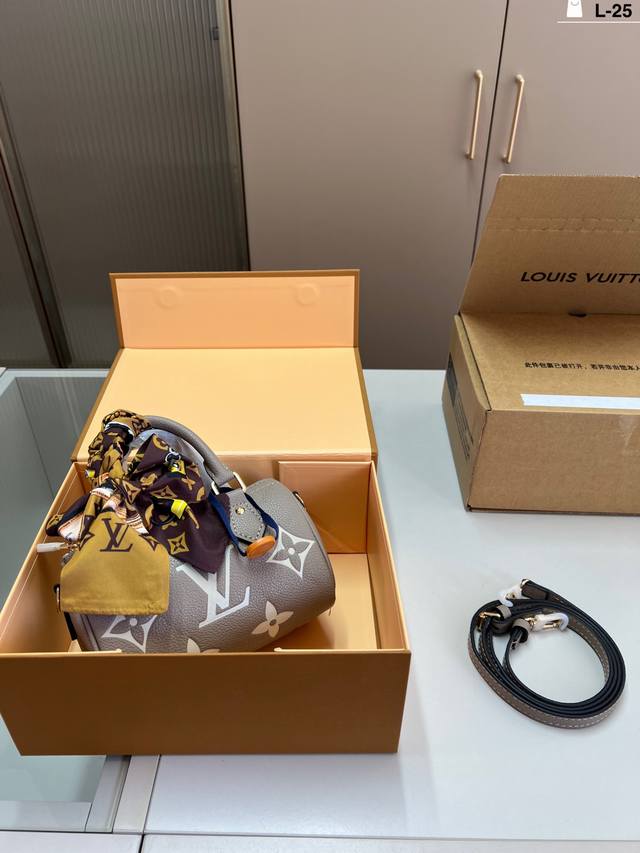 Lvnano Speedy Pillow Bag adds a touch of playfulness~ Lightweight and compact, t