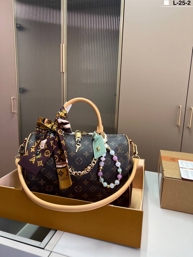 Lv Louis Vuitton Pillow Bag Classic Series Fashionable and Versatile Unique Arti