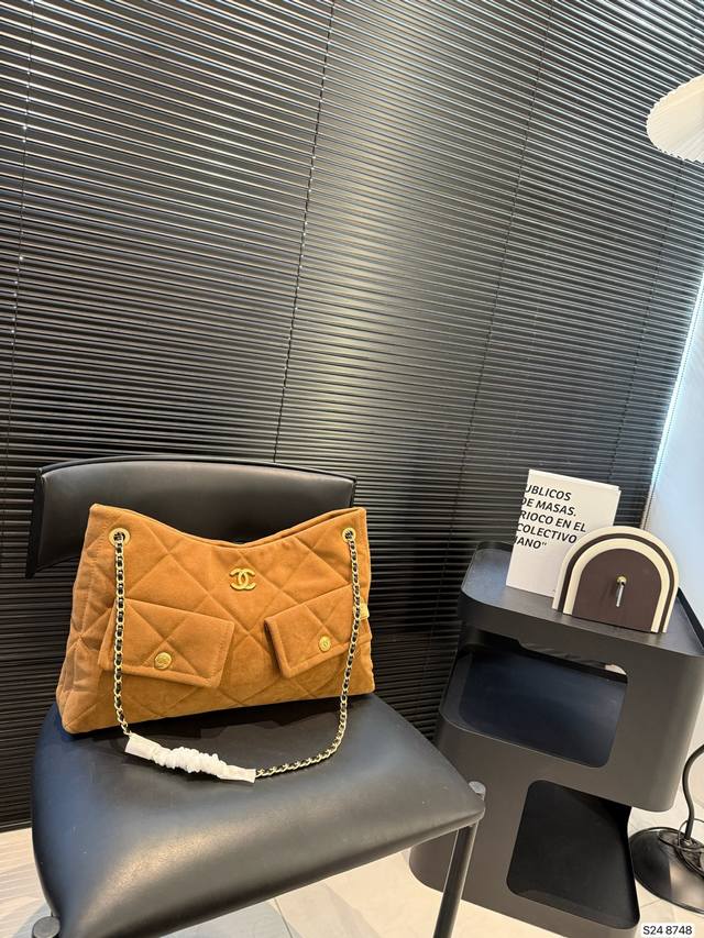 Chanel 25K is so beautiful! The bow is always so eye-catching, the black is vers