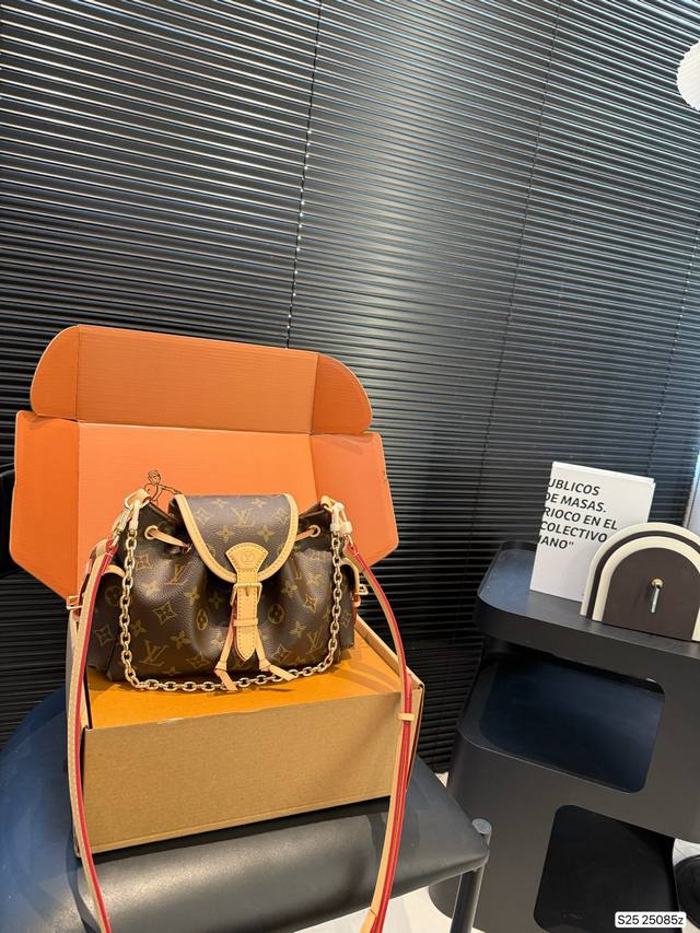 Comes with a folding box. Louis Vuitton Fall/Winter 2025 Collection, Paris Fash