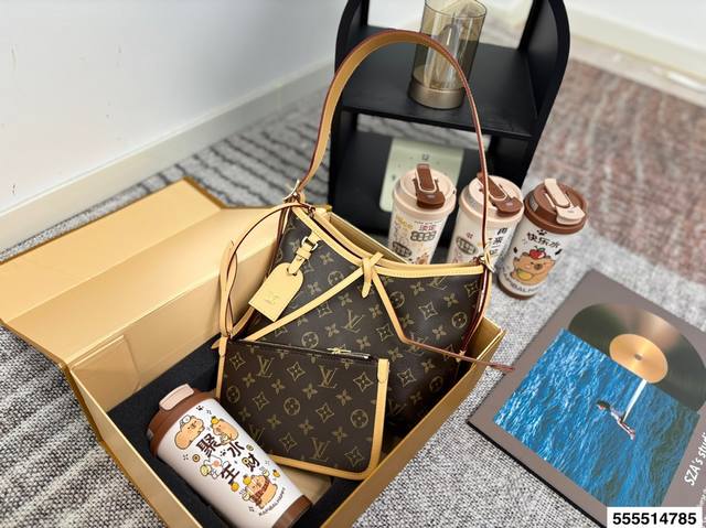 Set of water bottles with random patterns Louis Vuitton Carryall new commuter b