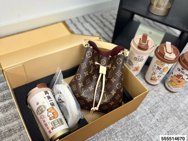 Set of water bottles with random patterns Lv Speedy Nano T+ From a fashion pers