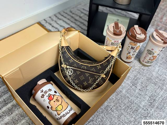 Set of water bottles with random patterns. New vintage LV Vitage pea bag. This