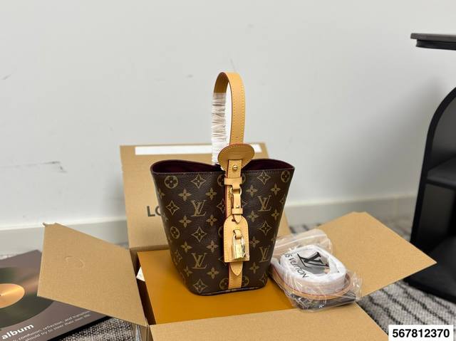 Full packaging Size 18.17 Lv All In Bb This versatile little bucket bag is so c