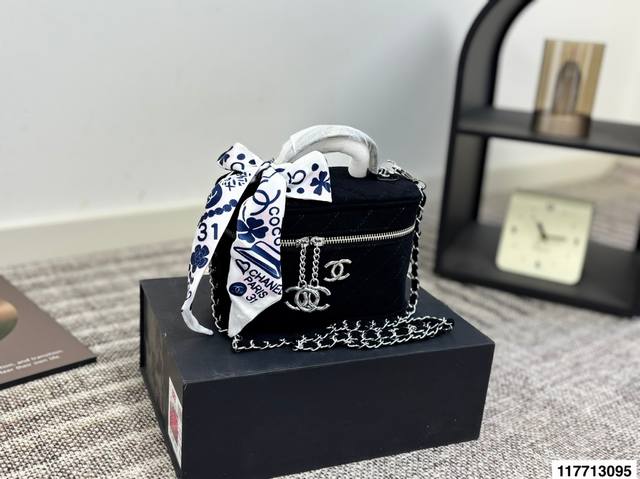 Top and Bottom Box Chanel Makeup Bag Box Chanel Makeup Bag A super versatile lit