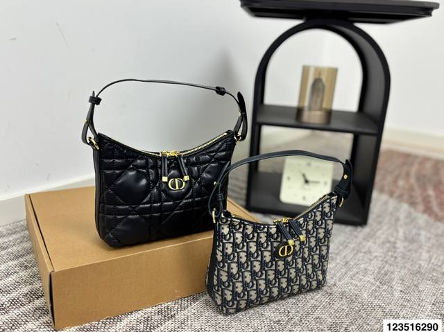 Comes with gift box. Dior underarm bag. Full of a unique and cool vibe. A must-