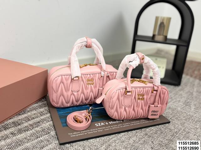 Comes with gift box. Minmiu's new bowling bag. A bowling-style bag, elegant, so