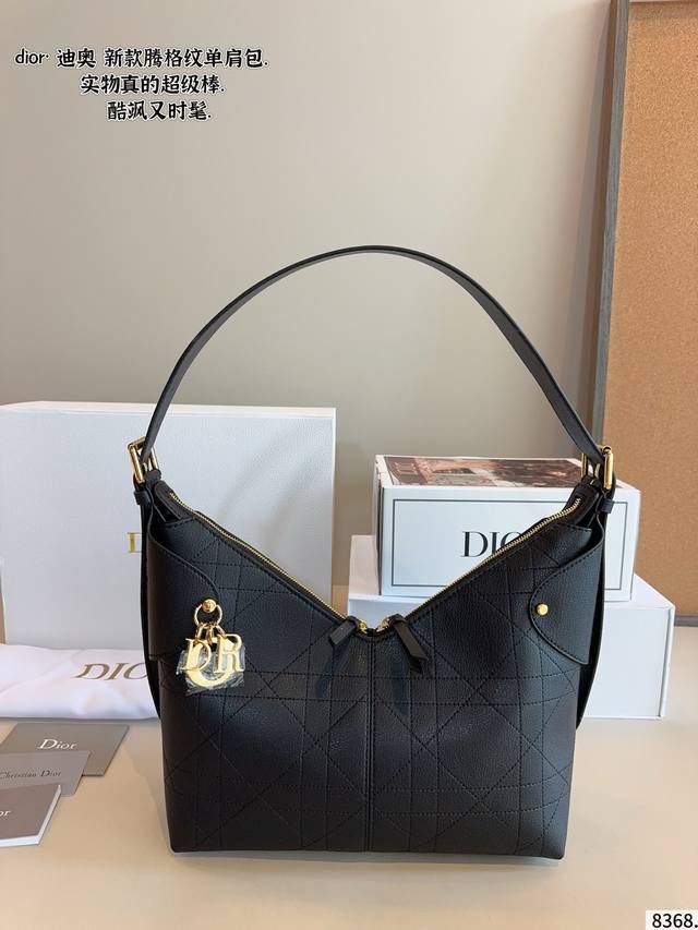 Comes with a gift box. has found a new Dior Voyage Fall/Winter underarm bag! An