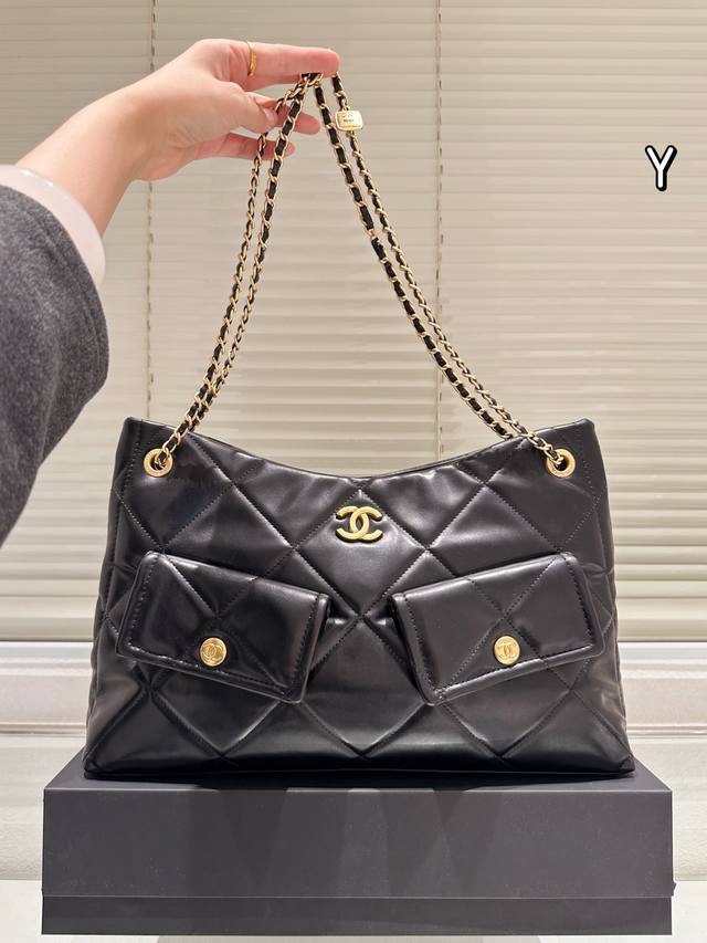 Chanel 25K Hobo tote bag is so cool! The classic quilted pattern, double hardwar