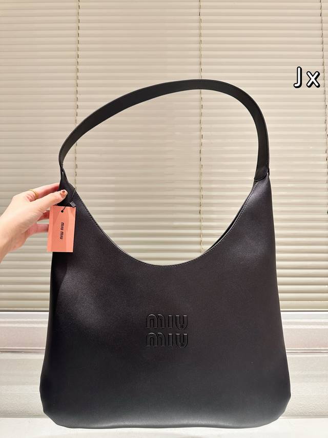 No Box Size: 42*26Cm A day conquered by Miu Miu Miuniu Tote Bag The latest runwa