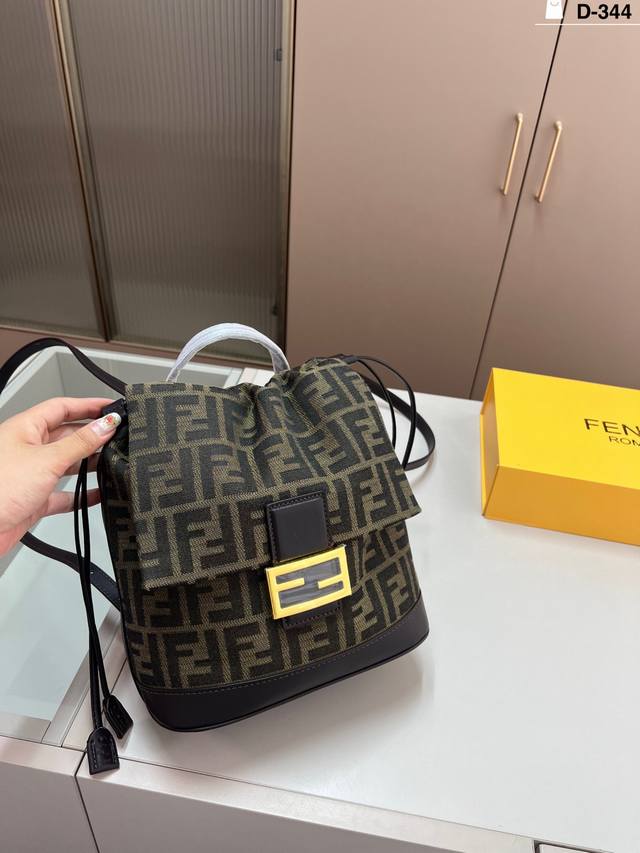 Fendi Multifunctional Bucket Bag A bucket bag that can be worn as a single shoul