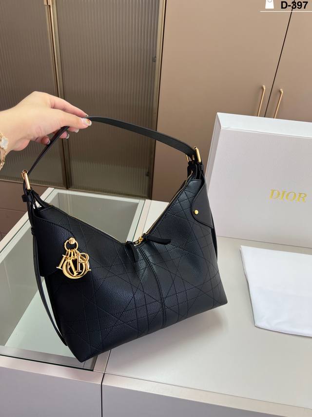 New Dior Voyage handbag, so cool! The new bag shape is sporty and full of desig