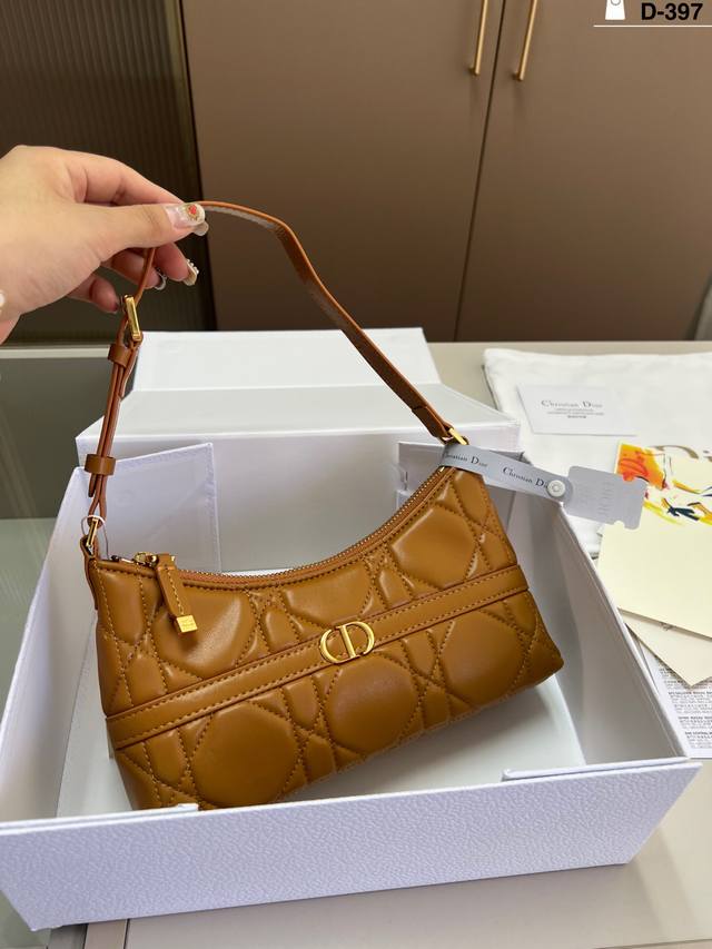 Dior Hobo Cigale (Dumpling Bag) - A must-have for those who love shoulder bags!